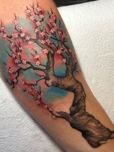Tatuaje acuarela cerezo japonés — CAOS Art Tattoo Chile