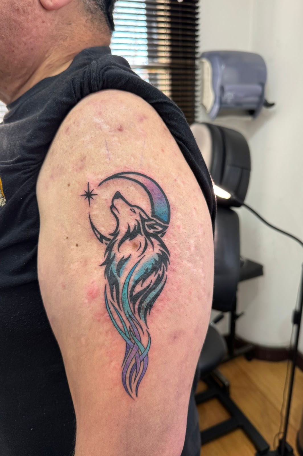 Tatuaje acuarela lobo luna — CAOS Art Tattoo Chile