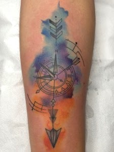 Tatuaje acuarela brújula flecha — CAOS Art Tattoo Chile