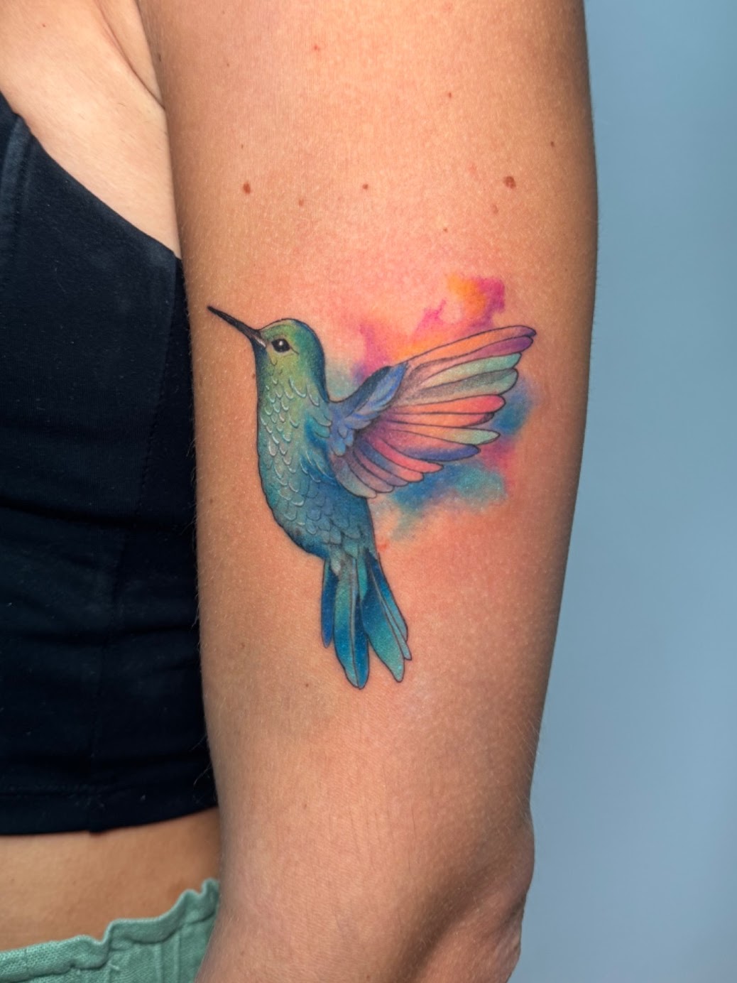 Tatuaje acuarela colibrí colores — CAOS Art Tattoo Chile