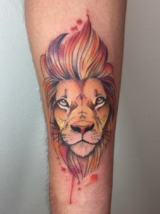 Tatuaje acuarela león watercolor — CAOS Art Tattoo Chile