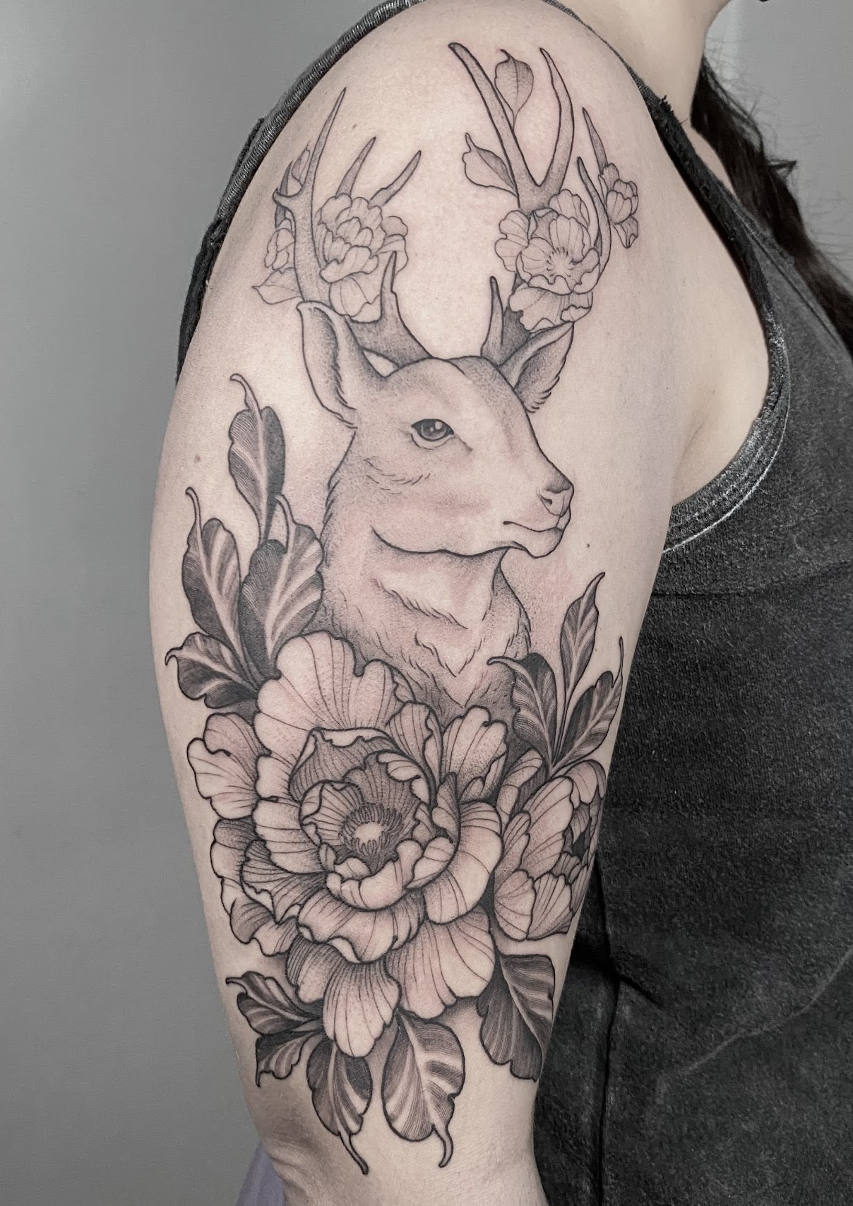 Tatuaje ciervo flores black grey — CAOS Art Tattoo Chile
