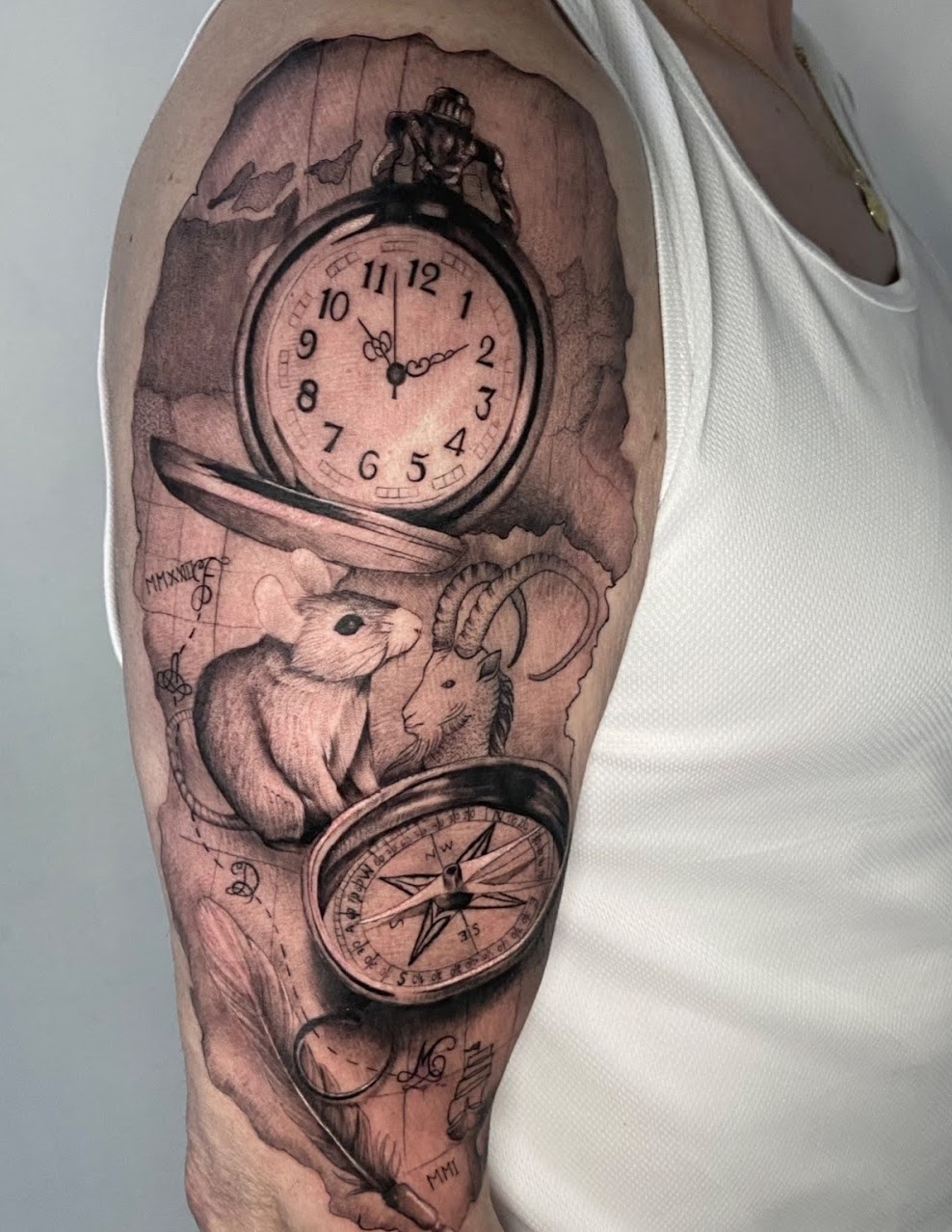 Tatuaje reloj brújula conejo realismo — CAOS Art Tattoo Chile