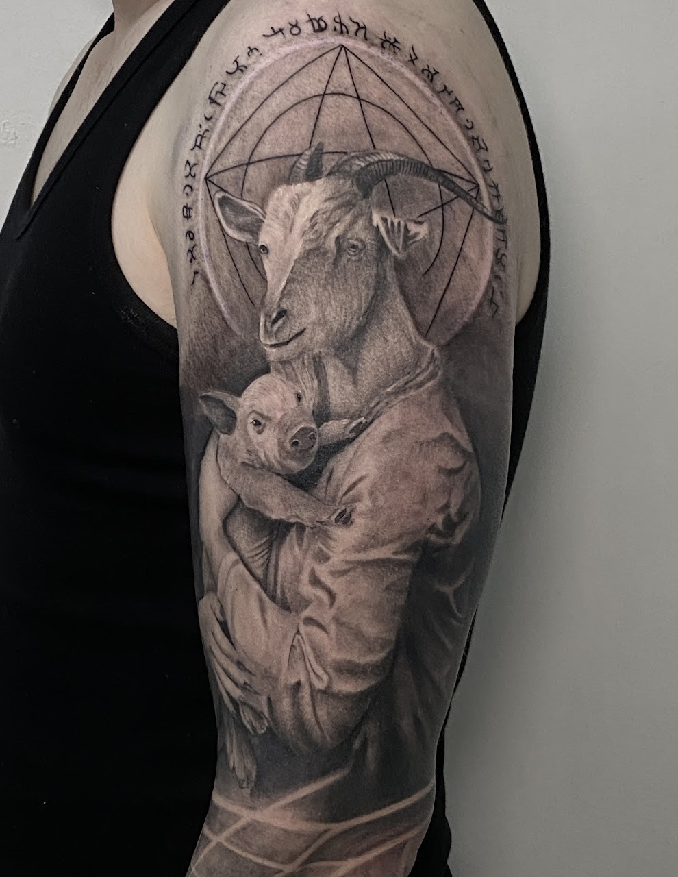 Tatuaje cabra chivo geométrico black grey — CAOS Art Tattoo Chile