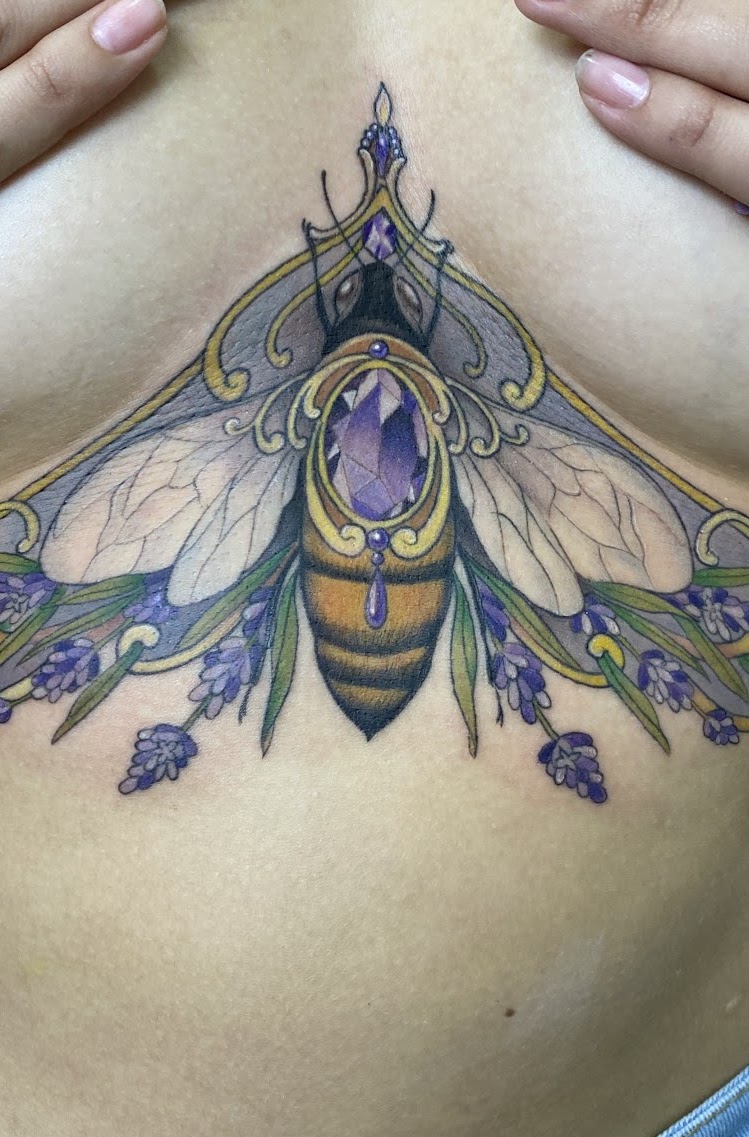 Tatuaje abeja ornamental color esternón — CAOS Art Tattoo Chile