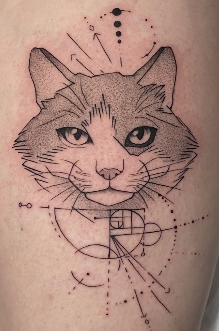 Tatuaje gato geométrico lineal — CAOS Art Tattoo Chile