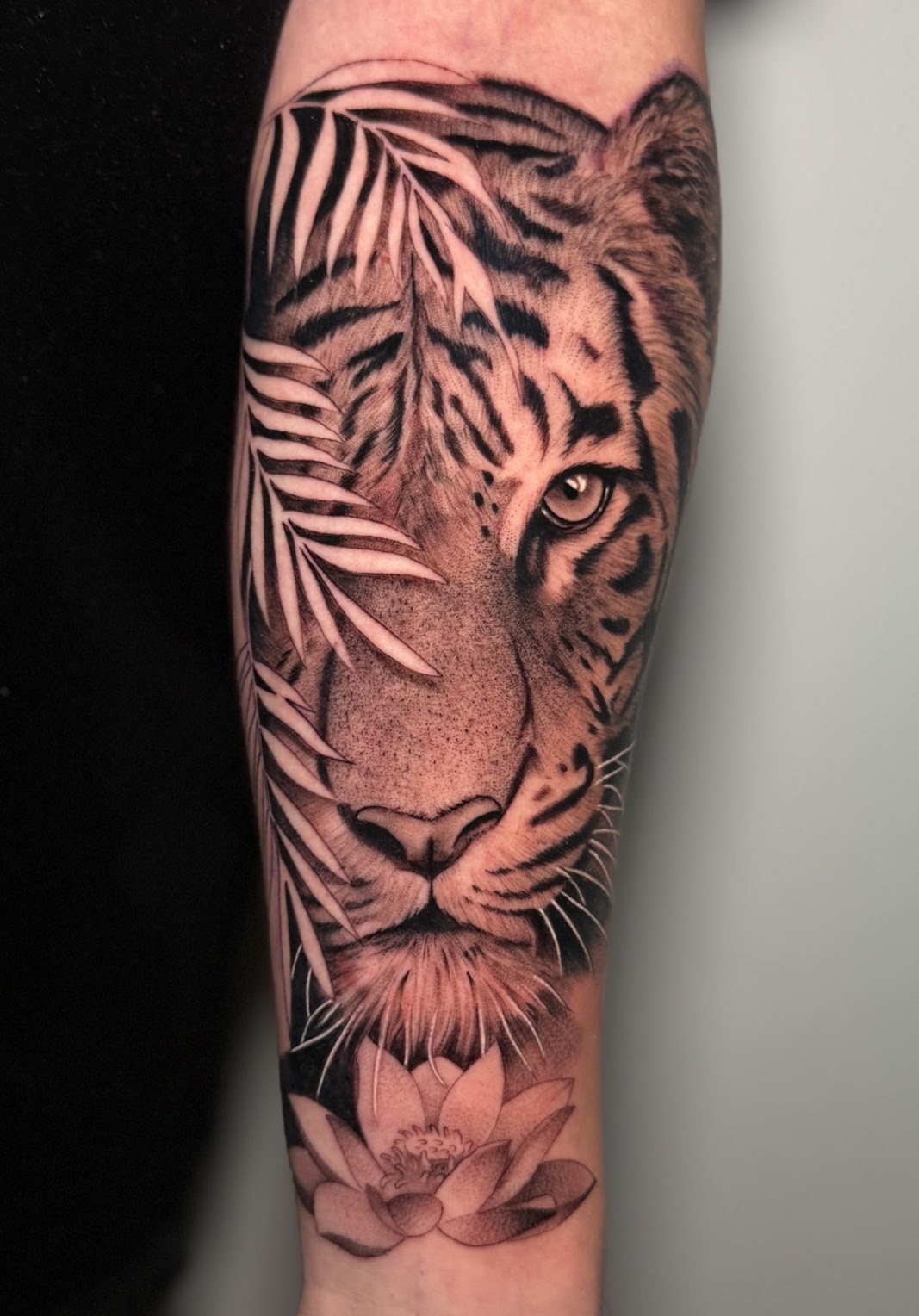 Tatuaje tigre selva flor loto — CAOS Art Tattoo Chile