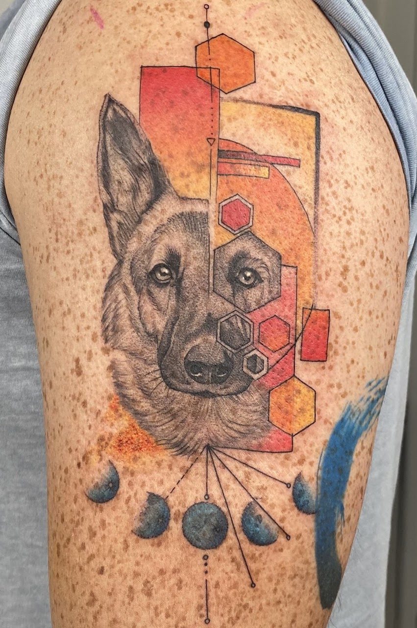 Tatuaje pastor alemán acuarela geométrico — CAOS Art Tattoo Chile