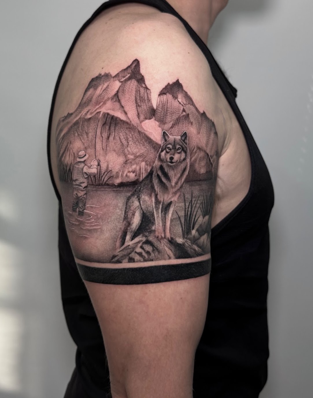 Tatuaje lobo montaña paisaje black grey — CAOS Art Tattoo Chile