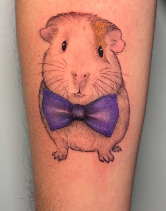 Tatuaje cuy hamster corbatín color — CAOS Art Tattoo Chile