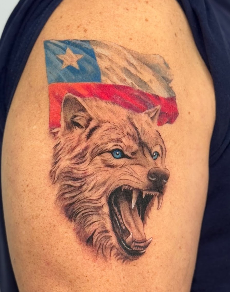 Tatuaje lobo bandera chile color — CAOS Art Tattoo Chile