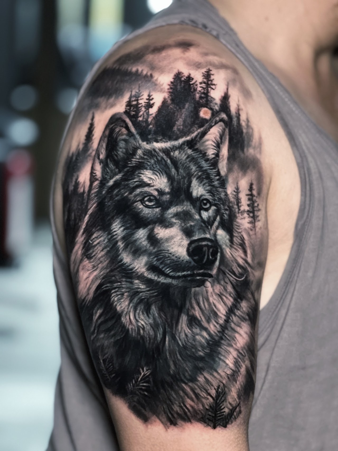 Tatuaje lobo bosque realismo black grey — CAOS Art Tattoo Chile