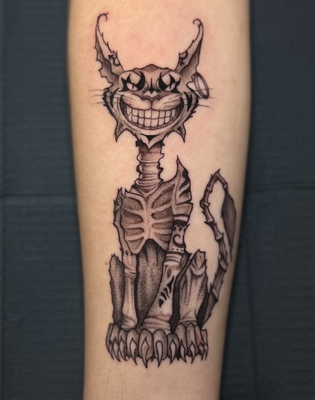 Tatuaje gato esqueleto ilustrativo — CAOS Art Tattoo Chile