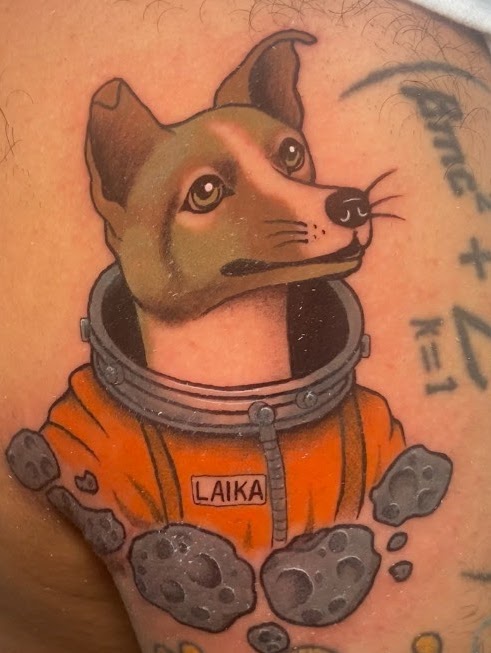 Tatuaje Laika perro astronauta neotradicional — CAOS Art Tattoo Chile