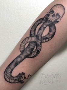 Tatuaje serpiente calavera black grey — CAOS Art Tattoo Chile