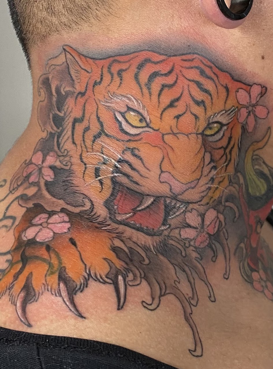 Tatuaje tigre japonés cuello color — CAOS Art Tattoo Chile