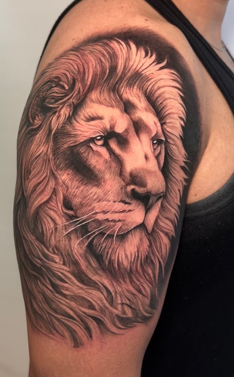 Tatuaje león realismo black grey hombro — CAOS Art Tattoo Chile