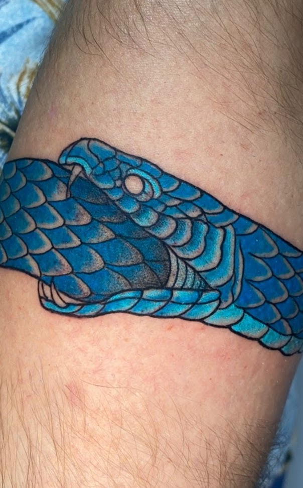 Tatuaje serpiente azul cabeza color — CAOS Art Tattoo Chile