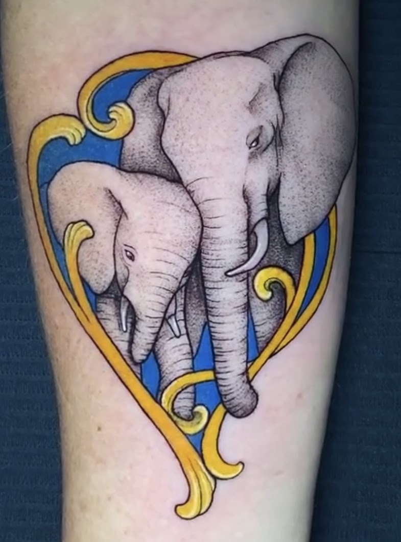 Tatuaje elefantes familia color neotradicional — CAOS Art Tattoo Chile