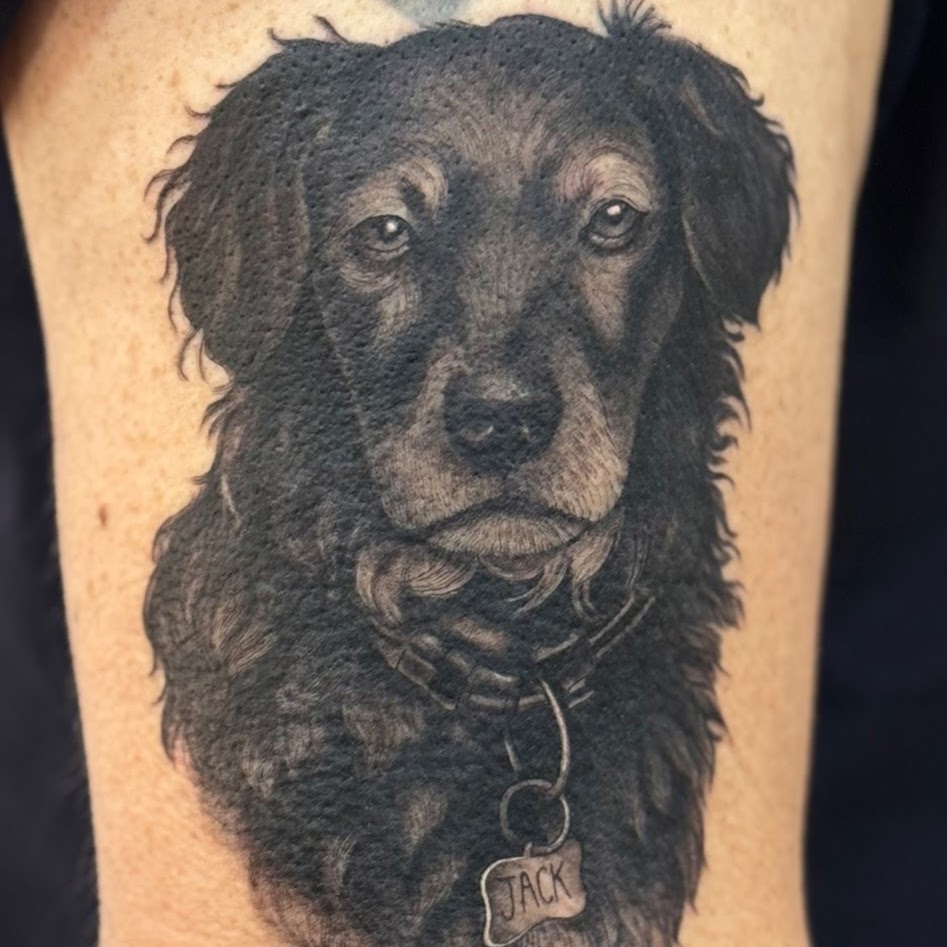 Tatuaje perro negro retrato realismo — CAOS Art Tattoo Chile