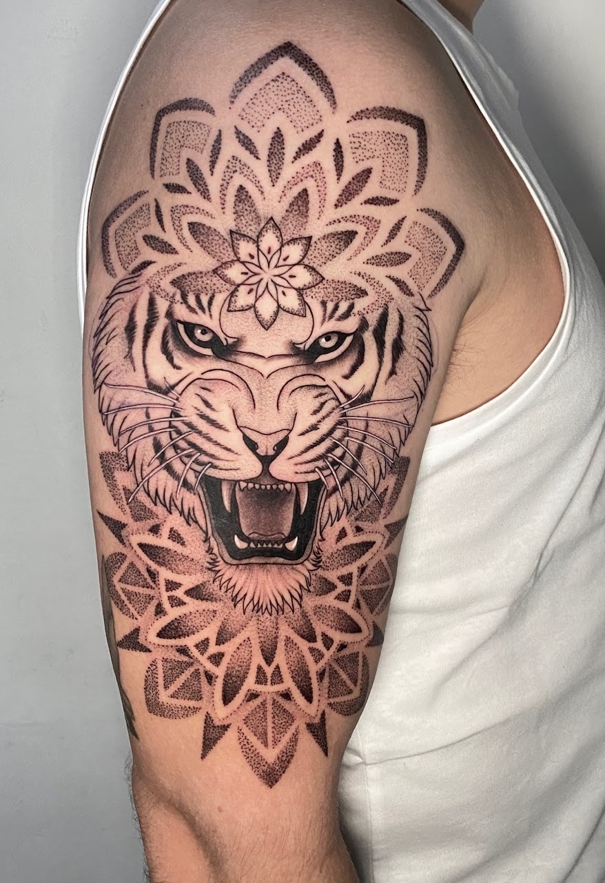Tatuaje tigre mandala geométrico black grey — CAOS Art Tattoo Chile