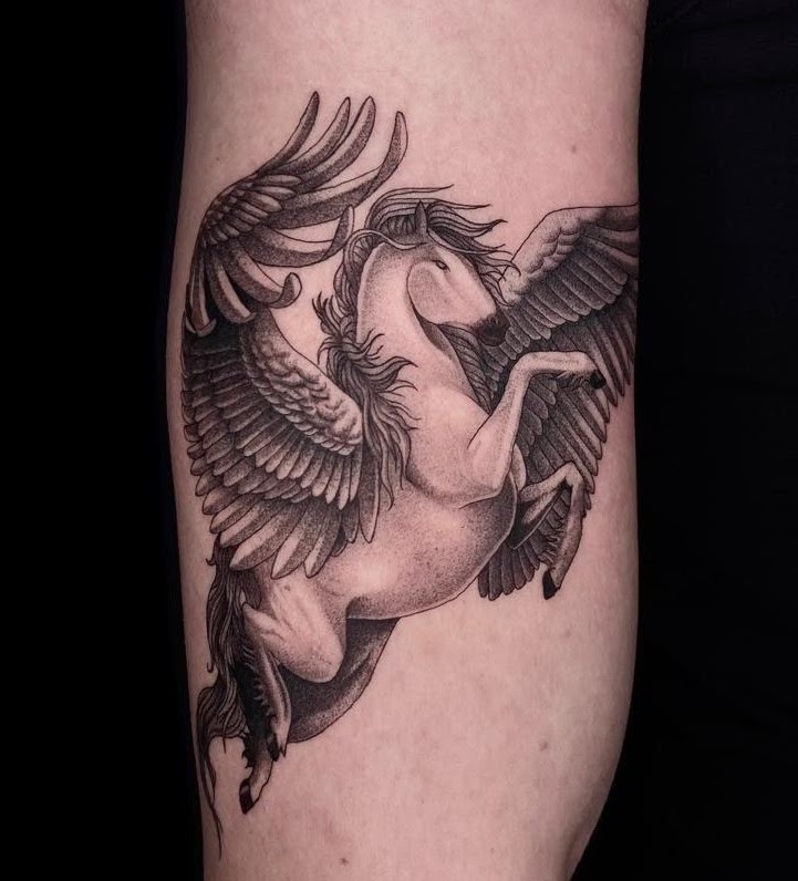 Tatuaje pegaso caballo alado black grey — CAOS Art Tattoo Chile