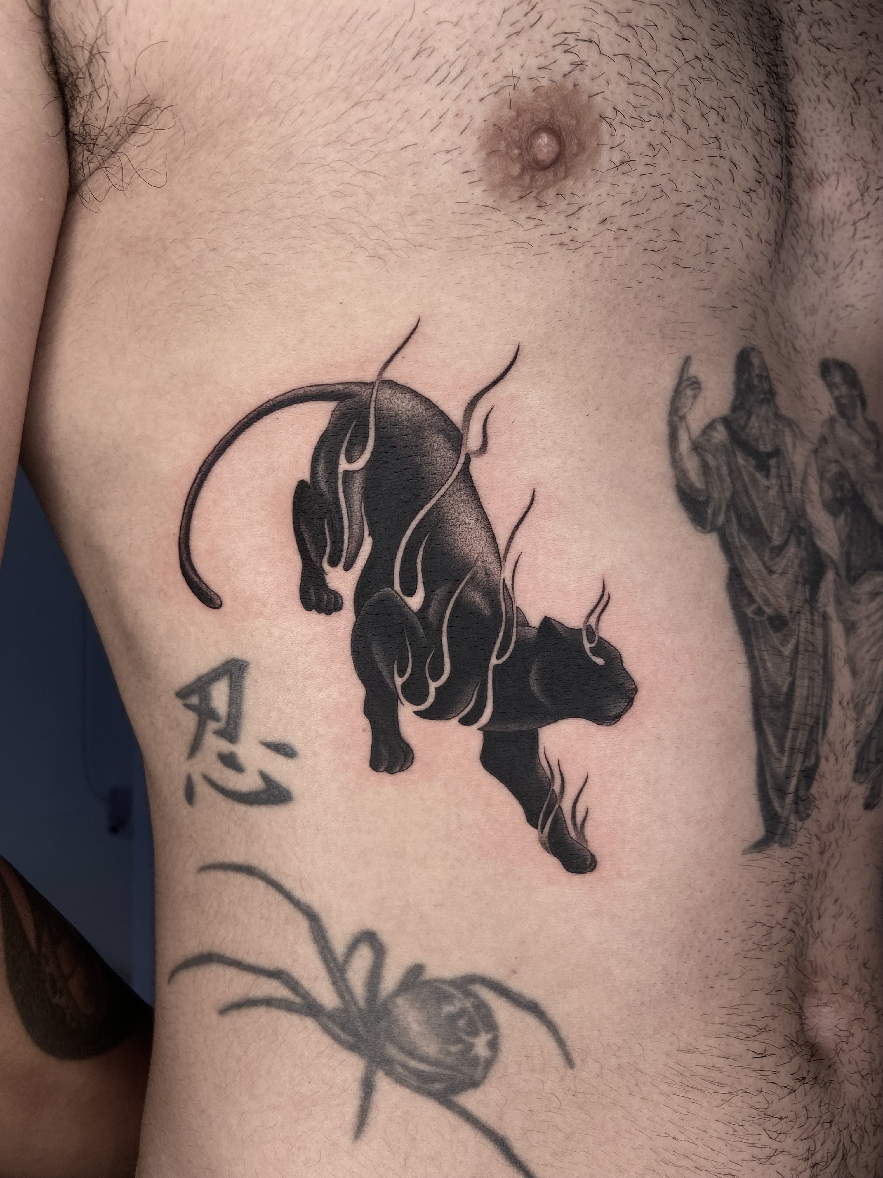 Tatuaje puma negro llamas blackwork — CAOS Art Tattoo Chile