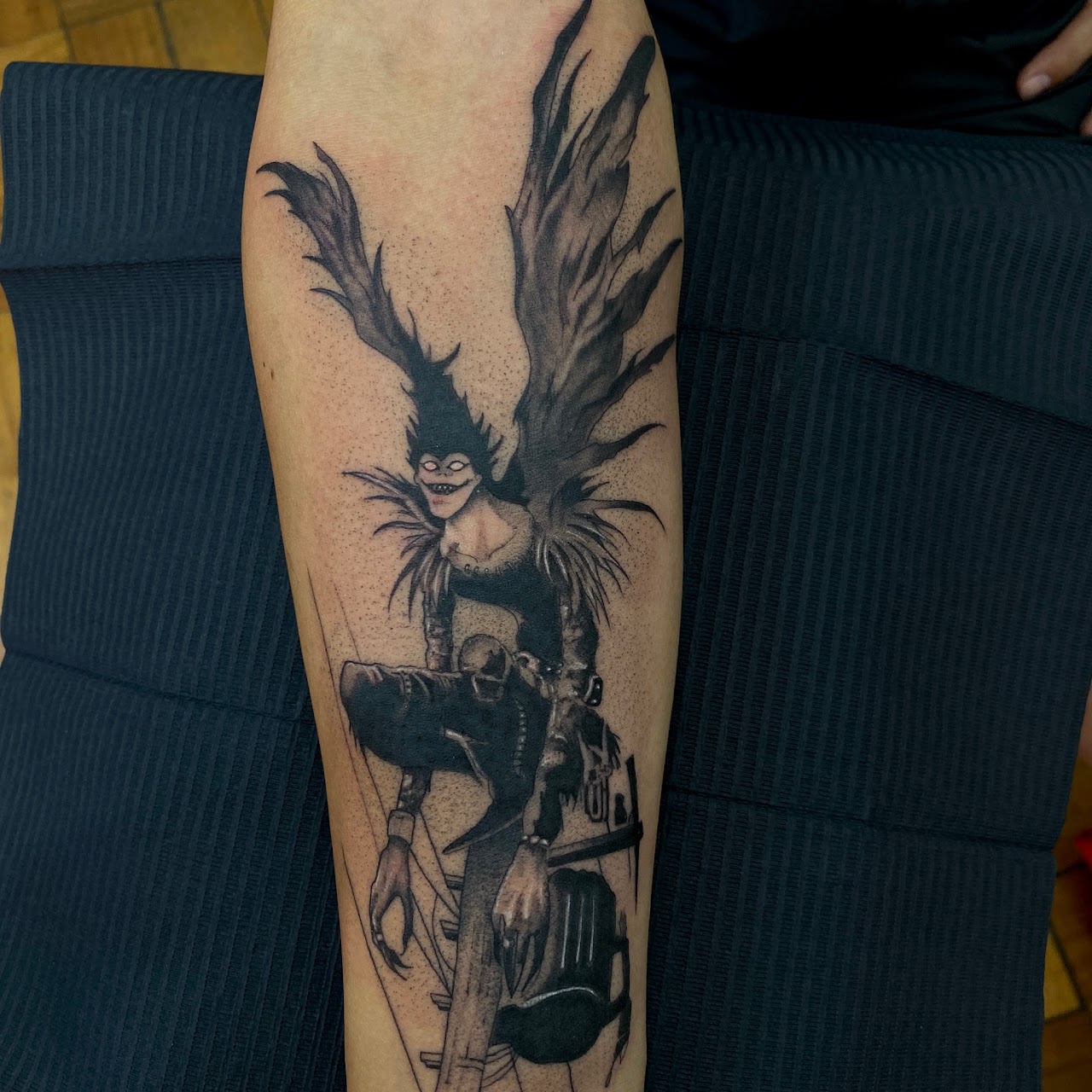 Tatuaje Ryuk Death Note anime black grey — CAOS Art Tattoo Chile