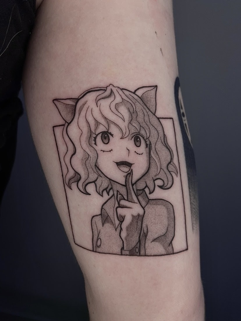Tatuaje chica neko anime lineal black grey — CAOS Art Tattoo Chile