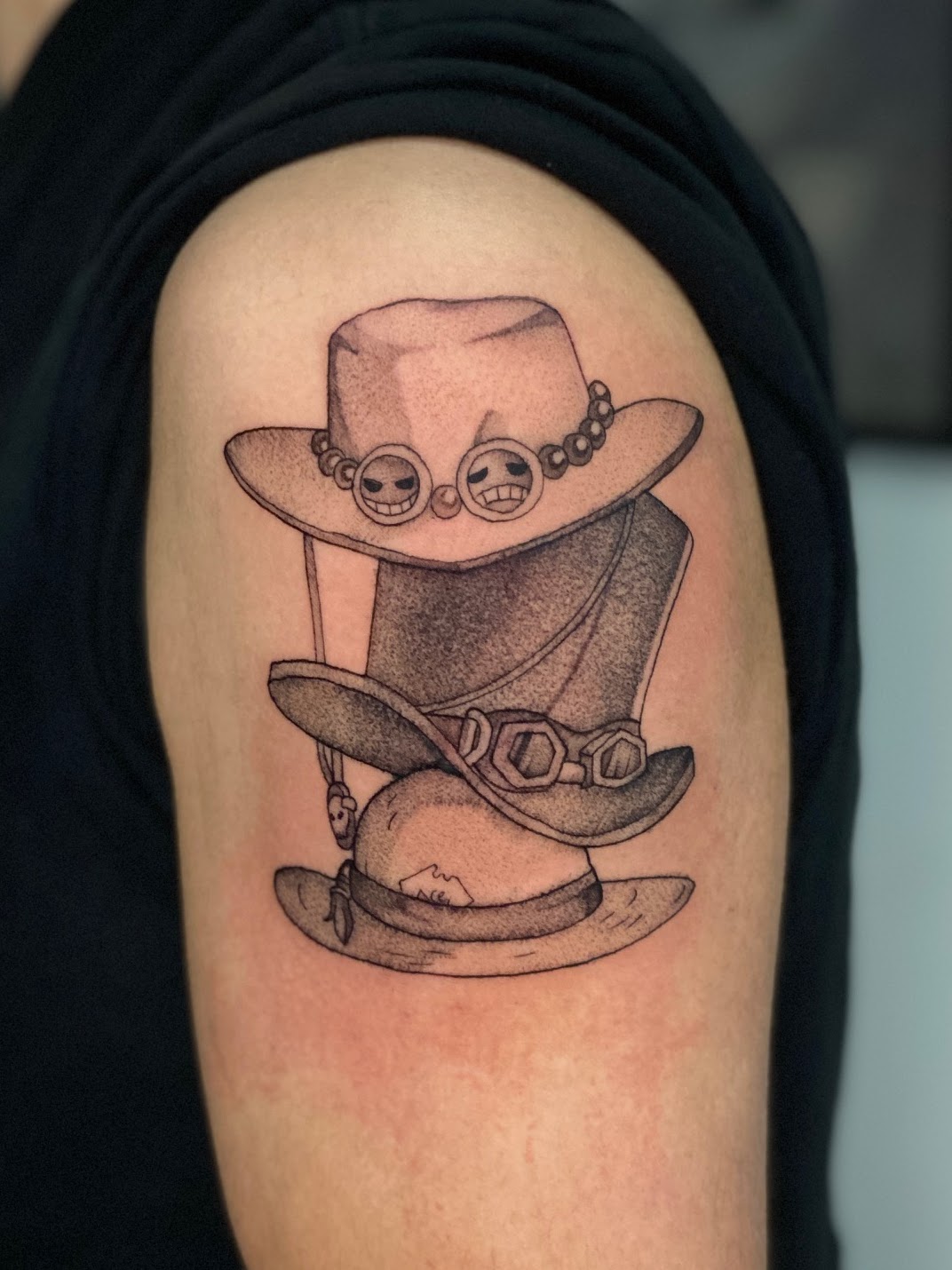 Tatuaje sombreros Luffy Ace Sabo One Piece — CAOS Art Tattoo Chile