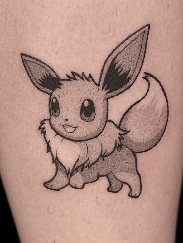 Tatuaje Eevee Pokemon black grey — CAOS Art Tattoo Chile