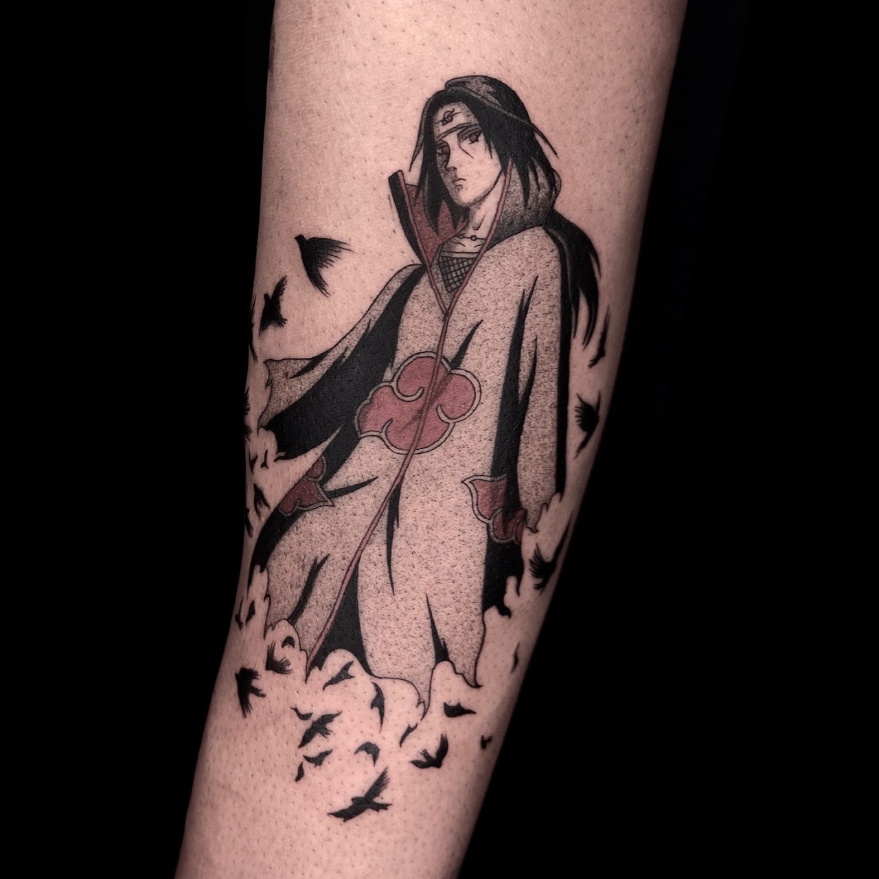 Tatuaje Itachi Uchiha Naruto Akatsuki — CAOS Art Tattoo Chile