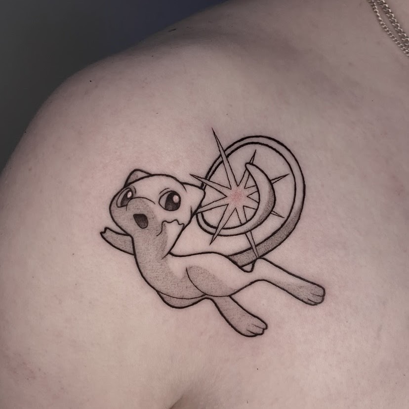 Tatuaje Mew Pokemon lineal hombro — CAOS Art Tattoo Chile