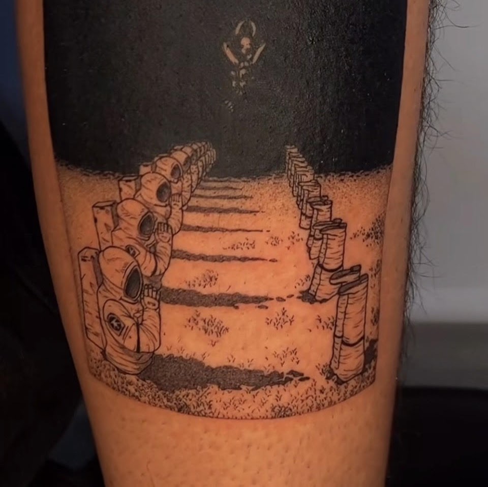 Tatuaje astronautas mascara gas ilustrativo — CAOS Art Tattoo Chile