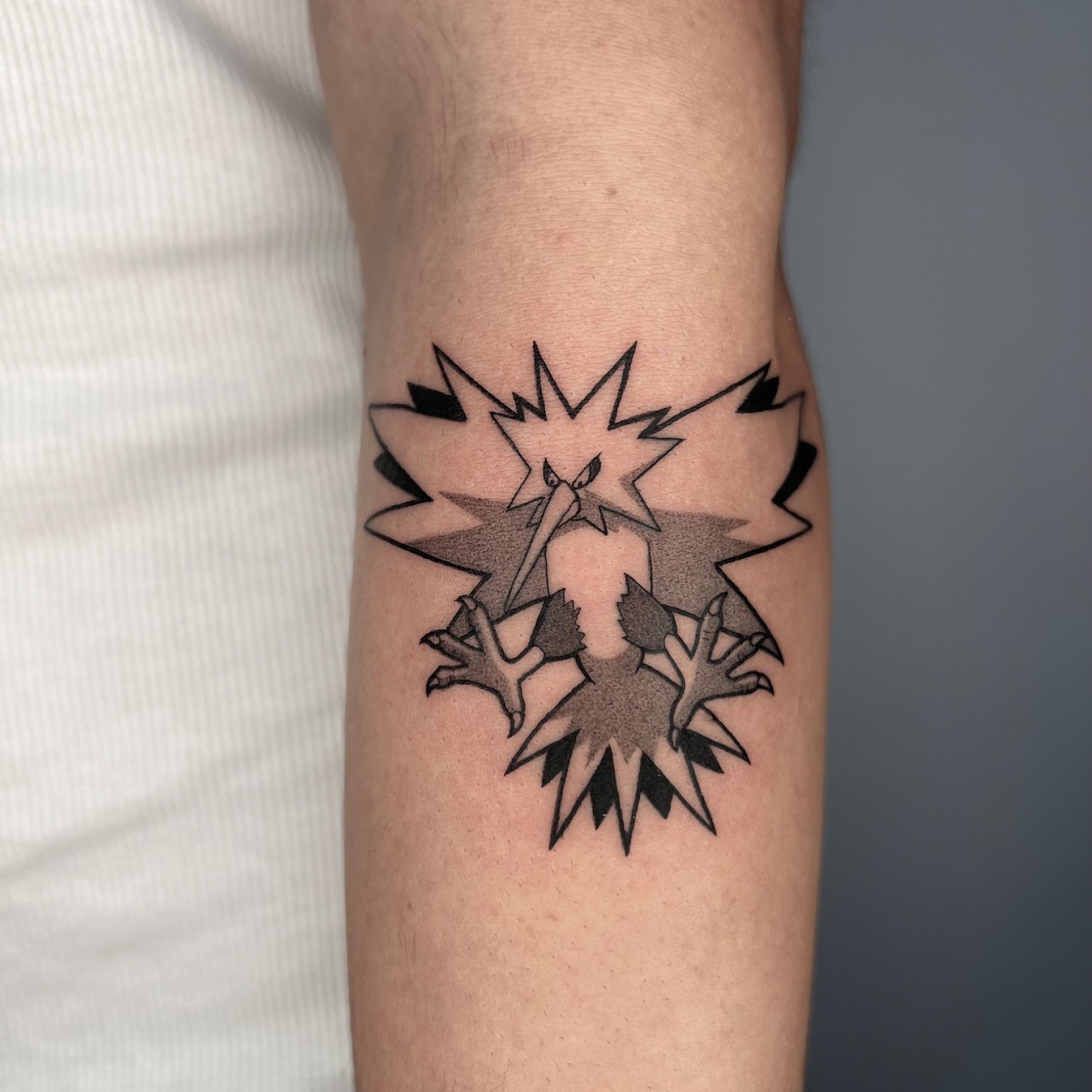 Tatuaje Zapdos Pokemon black grey — CAOS Art Tattoo Chile