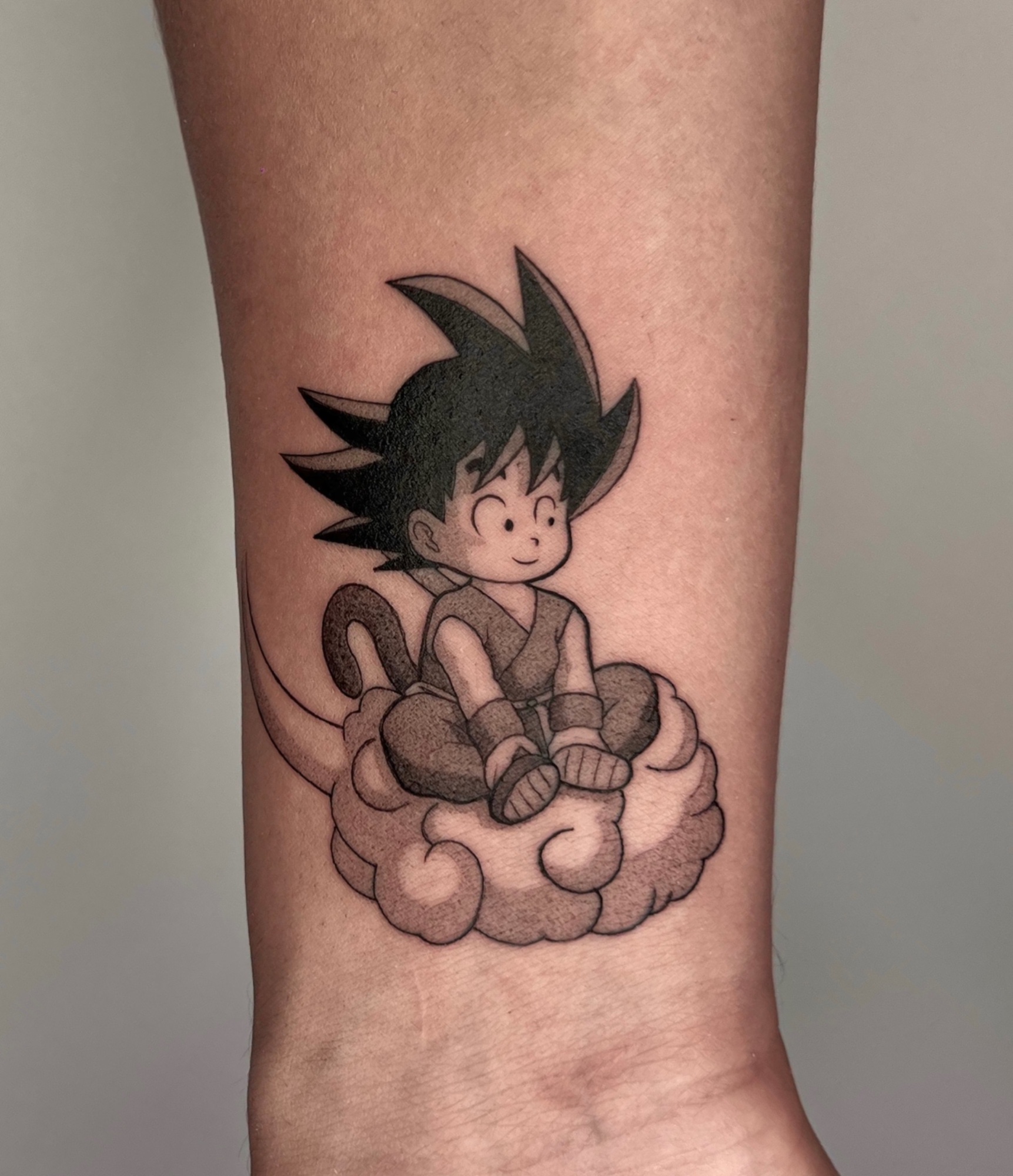 Tatuaje Goku niño Nube Voladora Dragon Ball black grey — CAOS Art Tattoo Chile
