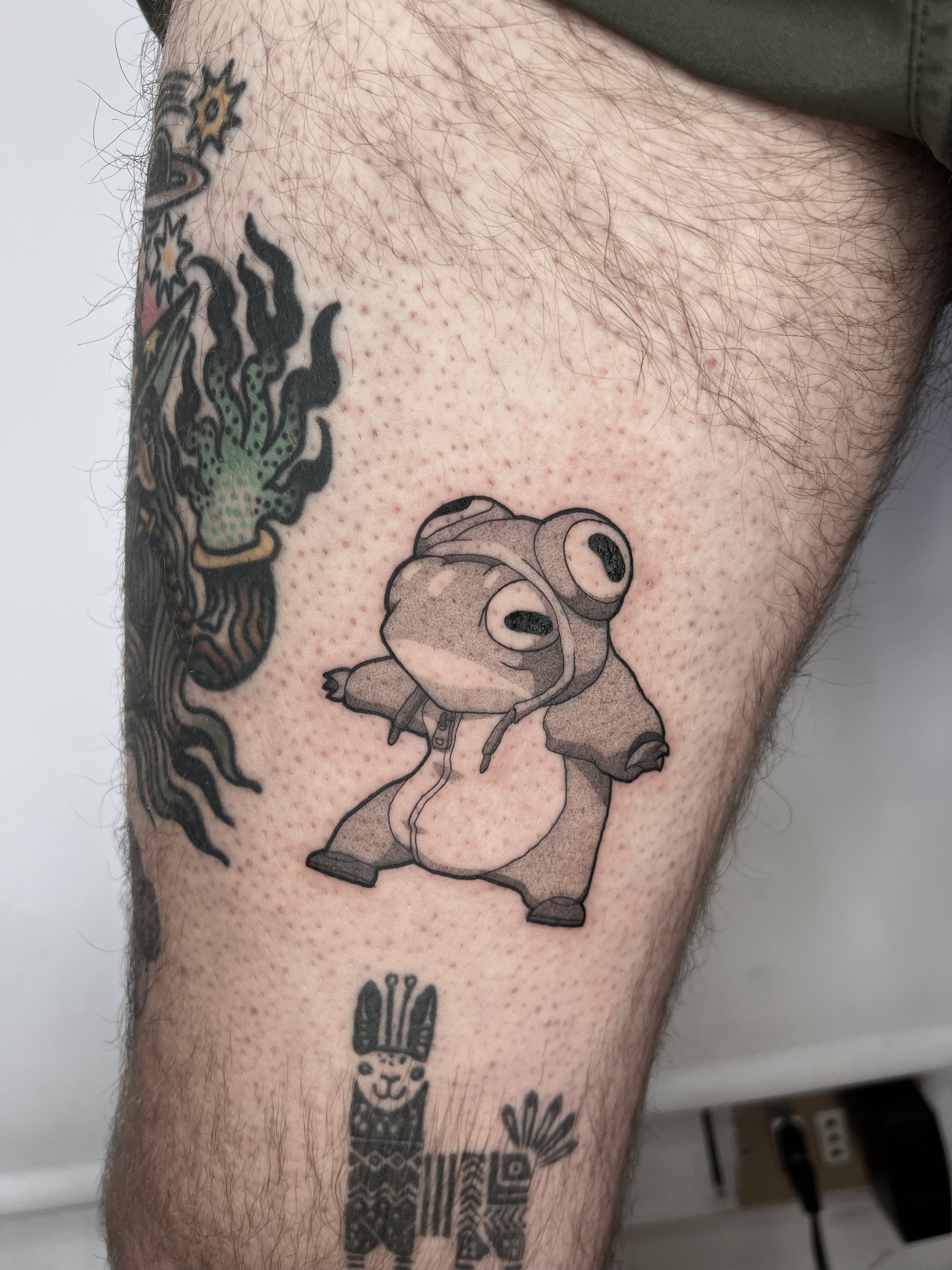 Tatuaje rana hoodie anime ilustrativo black grey pierna — CAOS Art Tattoo Chile