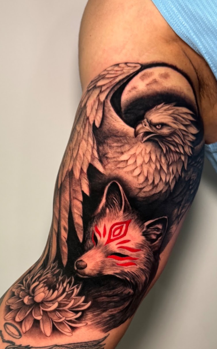Tatuaje Águila realista con zorro kitsune — CAOS Art Tattoo Chile