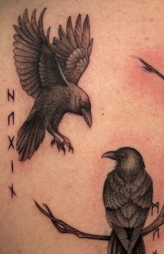 Tatuaje Cuervos vuelo con runas vikingas — CAOS Art Tattoo Chile