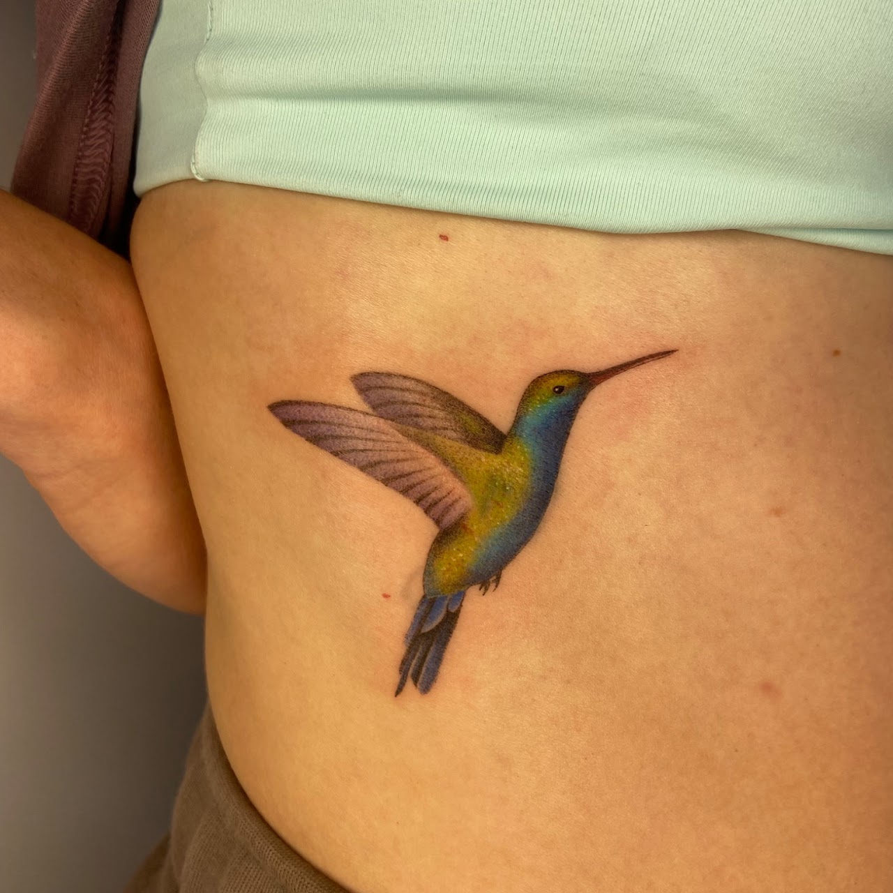 Tatuaje Colibrí realista color verde y azul — CAOS Art Tattoo Chile