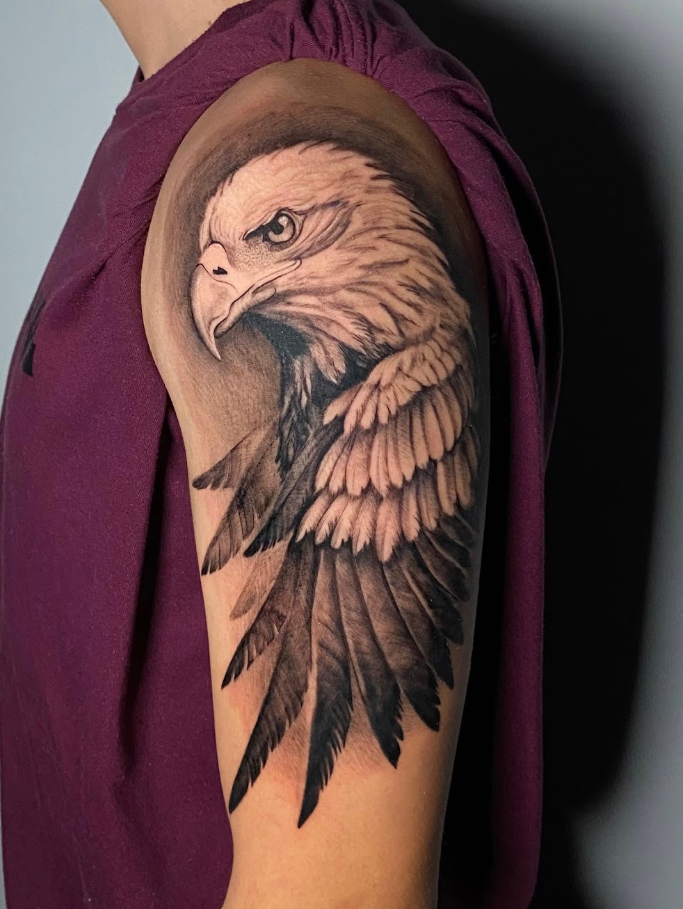 Tatuaje Águila realista cabeza y alas — CAOS Art Tattoo Chile