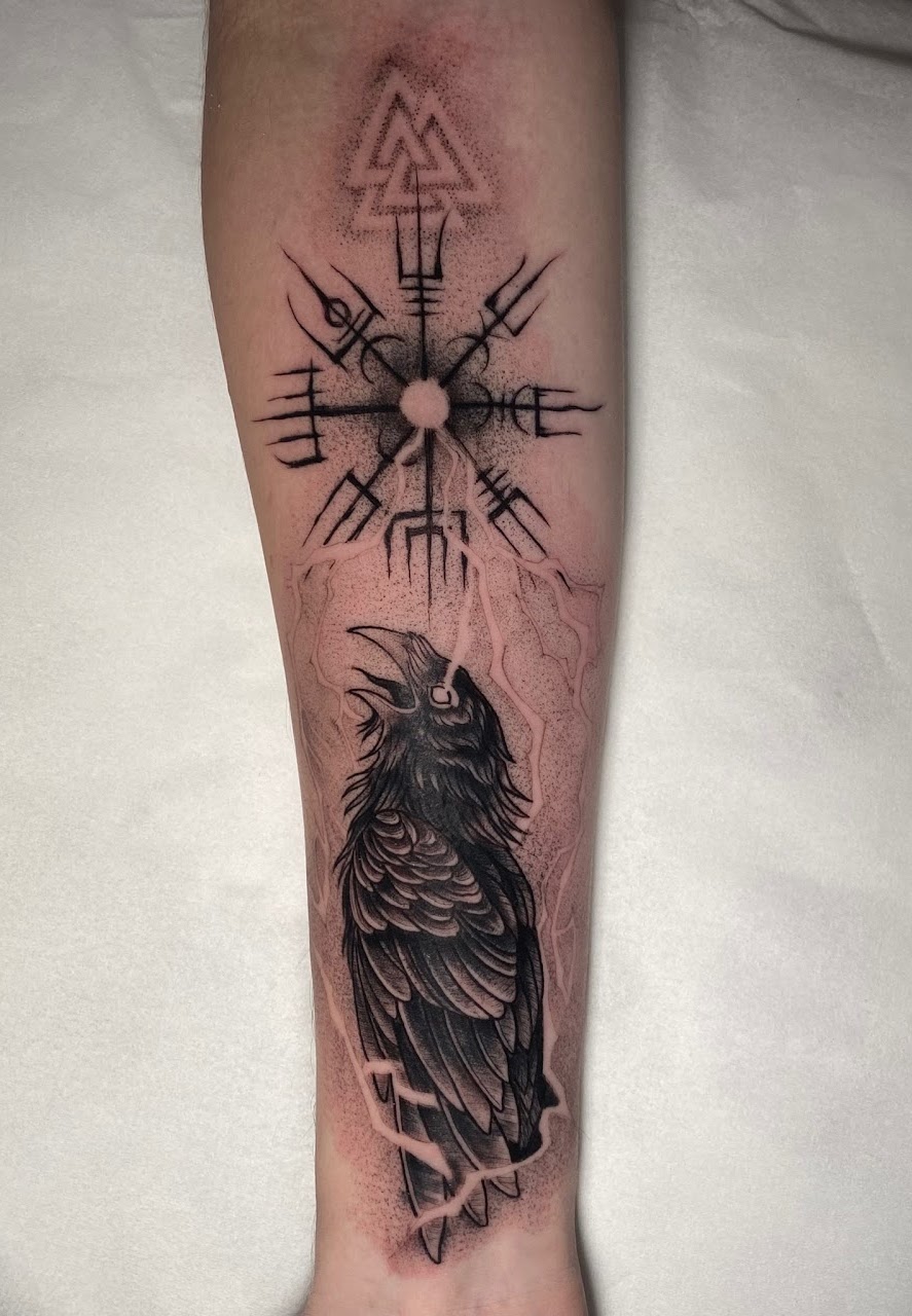 Tatuaje Cuervo con vegvísir vikingo — CAOS Art Tattoo Chile