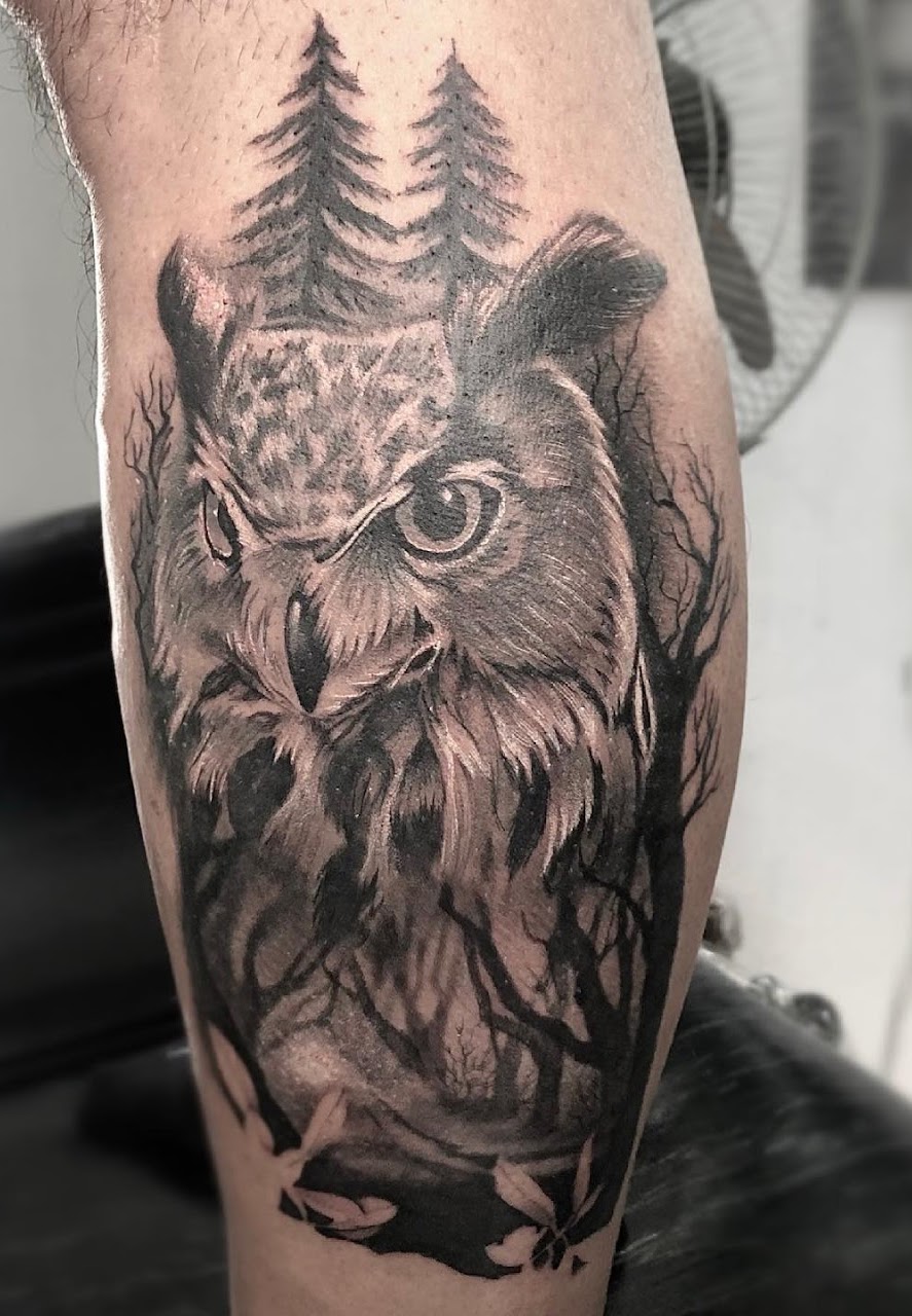 Tatuaje Cuervo con luna roja posado en rama — CAOS Art Tattoo Chile