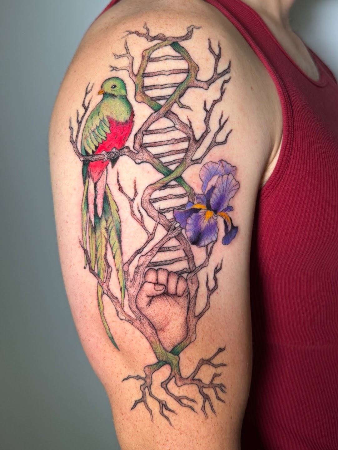 Tatuaje Quetzal en vuelo con ramas — CAOS Art Tattoo Chile