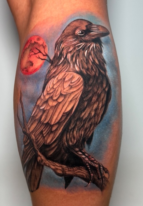Tatuaje Quetzal con ADN y flor de iris — CAOS Art Tattoo Chile