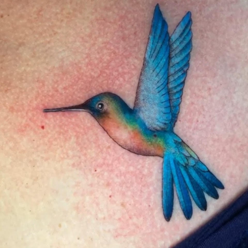 Tatuaje Colibrí azul realista — CAOS Art Tattoo Chile
