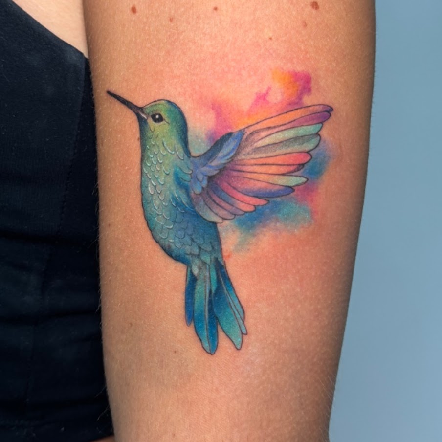 Tatuaje Colibrí acuarela colores vibrantes — CAOS Art Tattoo Chile