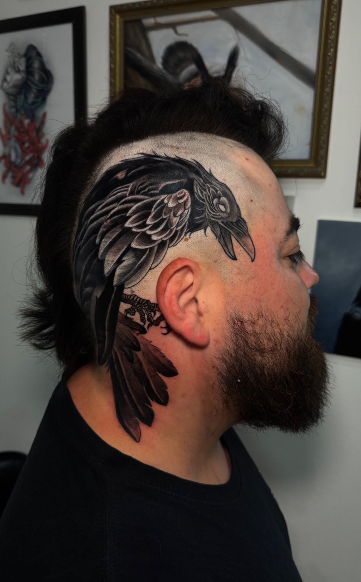 Tatuaje Búho ojos amarillos con raíces — CAOS Art Tattoo Chile