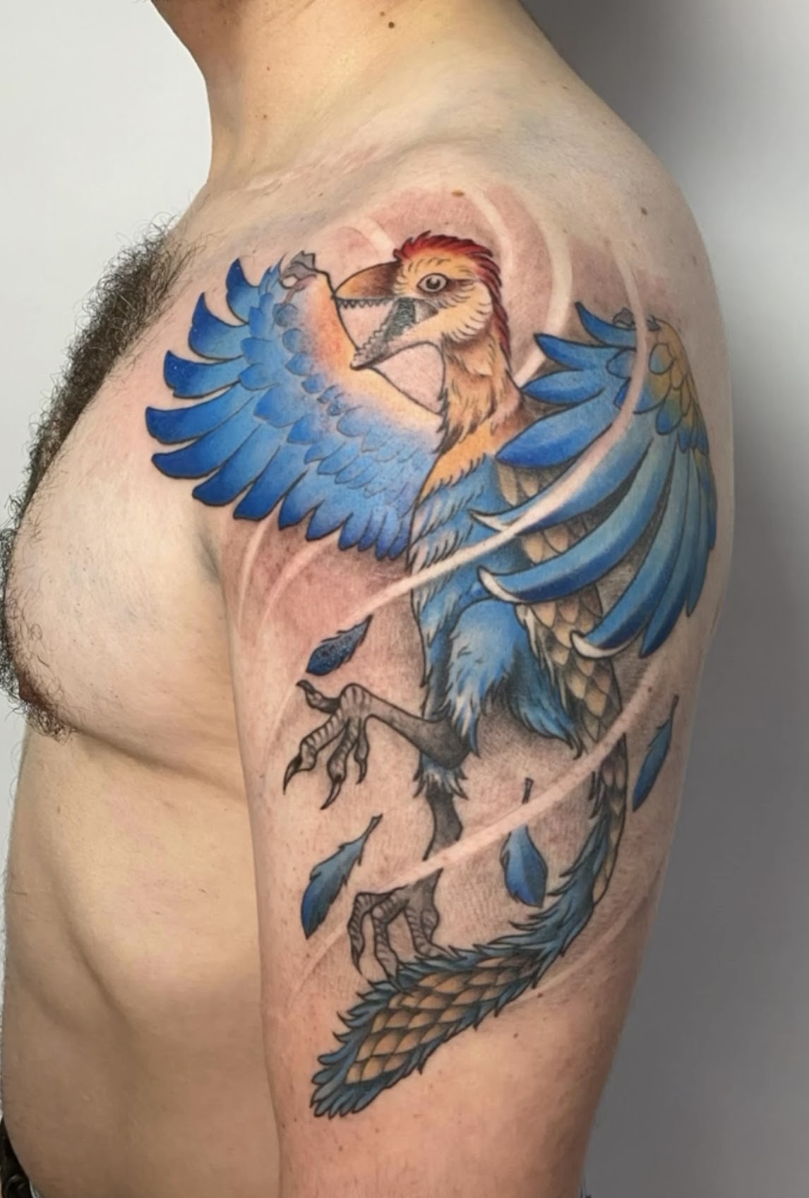 Tatuaje Cuervo en cabeza con plumas — CAOS Art Tattoo Chile