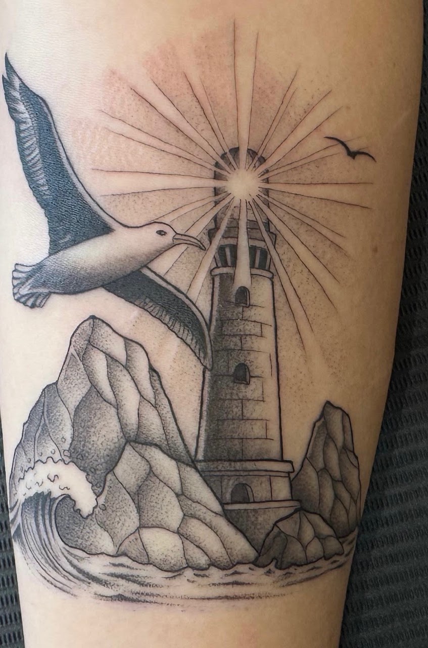 Tatuaje Arrendajo azul con medallón cósmico — CAOS Art Tattoo Chile